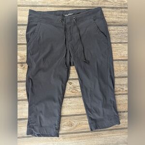 Columbia Size 8 Black Capris Drawing Waist